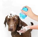 Indelis su silikoniniu šepetėliu šampūno paskirstymui prausiant gyvūną