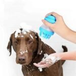 Indelis su silikoniniu šepetėliu šampūno paskirstymui prausiant gyvūną