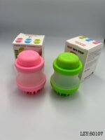 Indelis su silikoniniu šepetėliu šampūno paskirstymui prausiant gyvūną