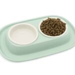 Dvigubas plastikinis dubenėlis guminiame stove