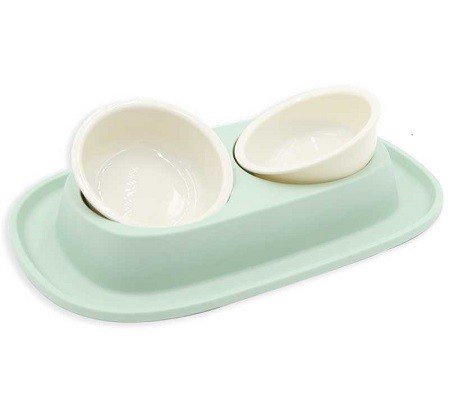 Dvigubas plastikinis dubenėlis guminiame stove